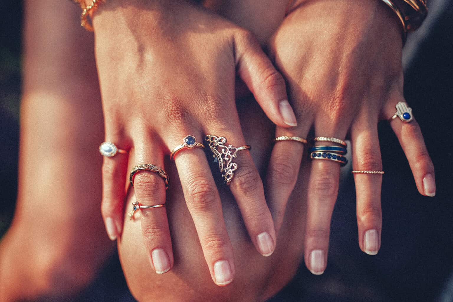 معنی انگشتر در هر انگشت چیست؟