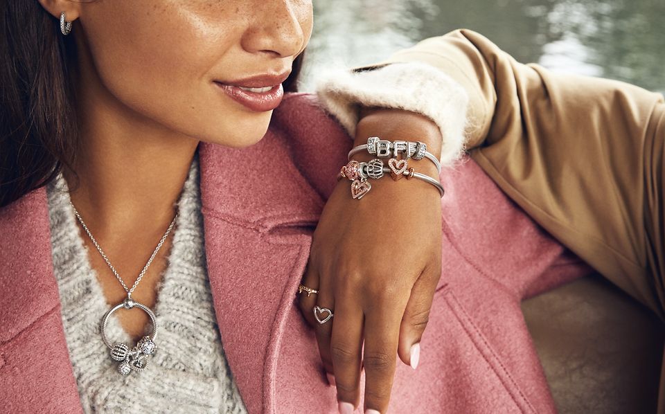 8 روش ست کردن اکسسوری‌های نقره با لباس